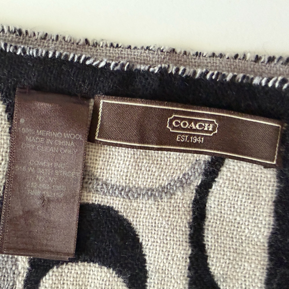 Coach Signature Logo Scarf 100% Merino Wool
Reversible - Picture 3 of 4